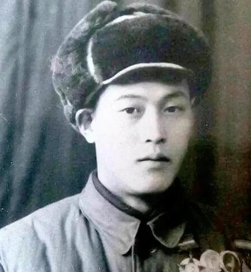 1952年，战士张文荣被美军俘虏后叛变！在奉命打入志愿军内部时，他却在跳伞前，将