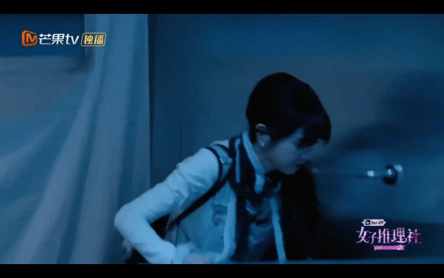 田曦薇小猫尾巴露出来了 田曦薇小猫尾巴露出来了[高分喷雾]收围巾这一下真的好可爱