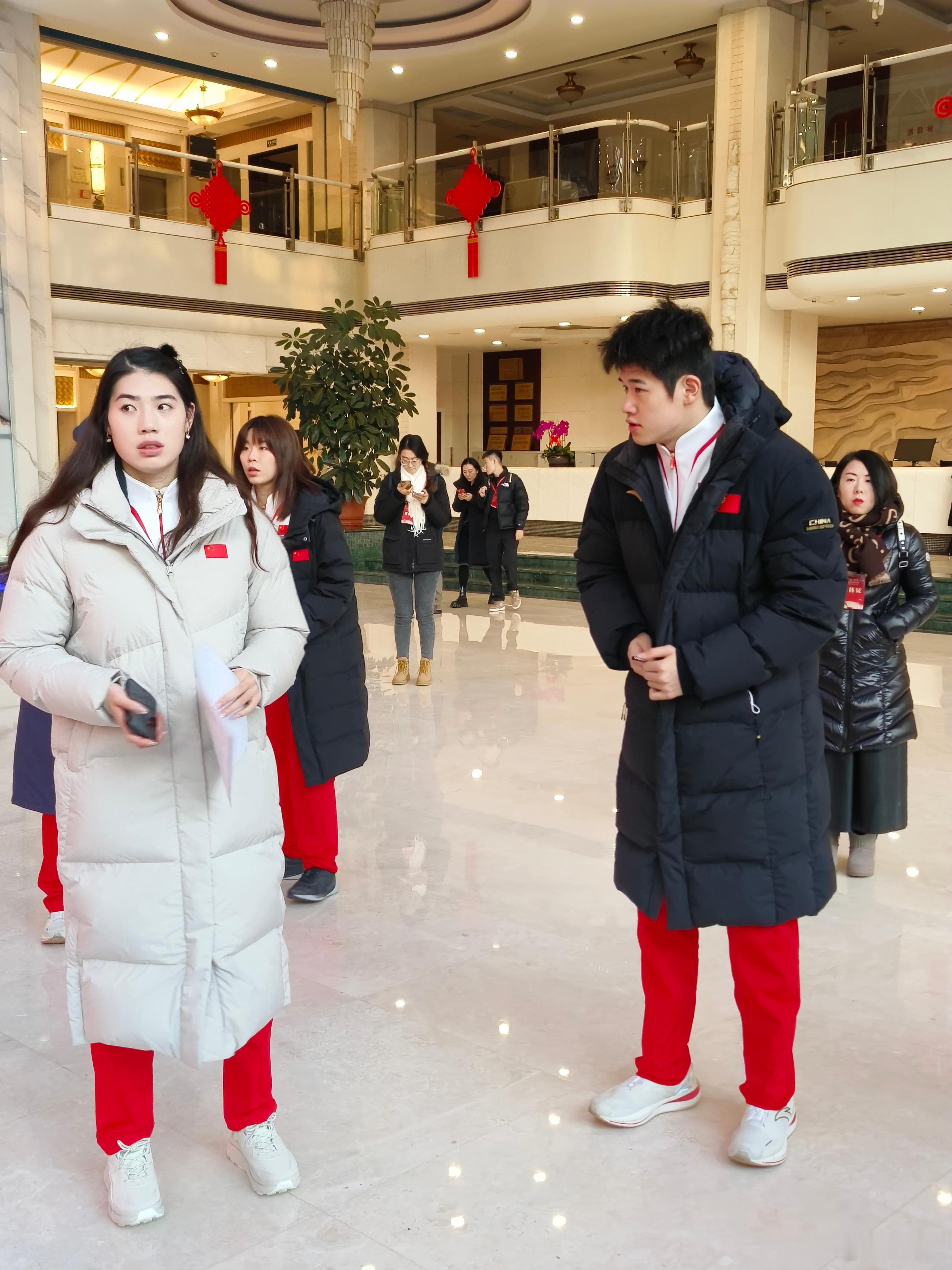 奥运冠军在新疆  又是元气满满的一天，早晨了。可惜刚才潘展乐拿树墙上的雪攥雪球扔