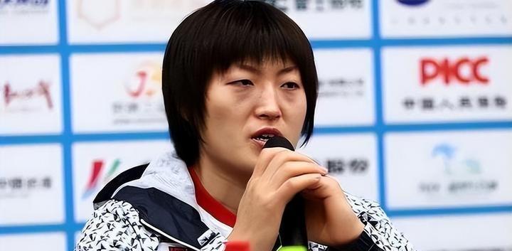 她曾用一记记投篮把自己从天津投进了日本国家女篮，也让故乡球场里的喝彩声逐渐变了味