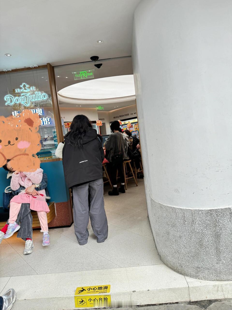 贾静雯一家五口上海逛街  上海偶遇贾静雯一家五口  偶遇贾静雯一家五口上海逛街 
