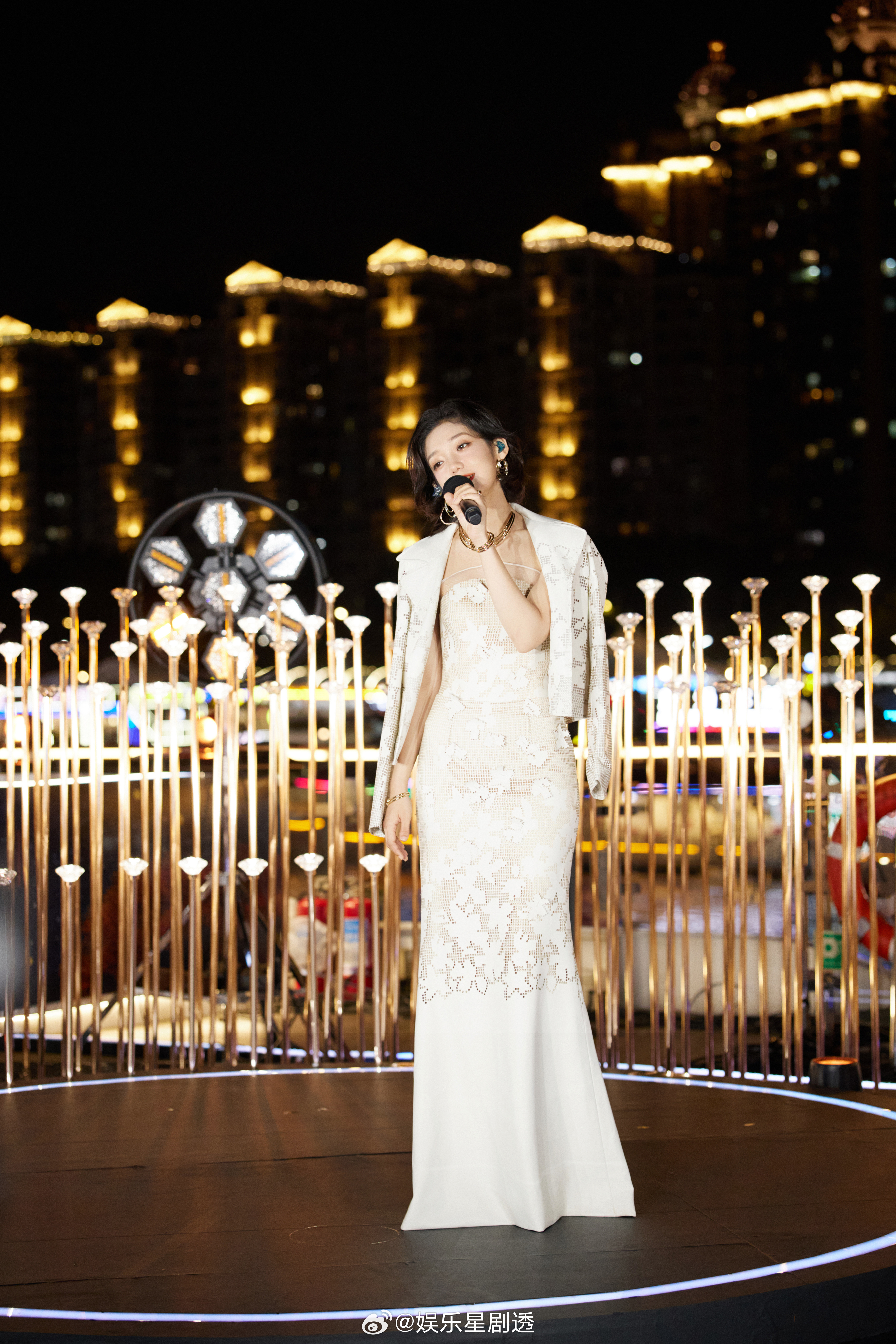 被在「月满九州」音乐会的造型美到失语！纯白裙装自带高光，网纱与花朵交织出朦胧感，