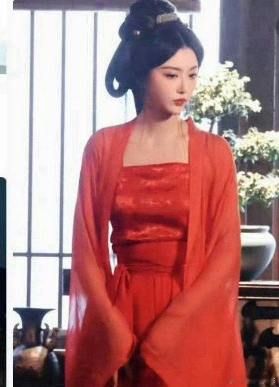 孔雪儿又用美貌袭击我孔雪儿将门独后红色垂耳兔路透抛开滤镜和精修，路透里的孔雪儿依