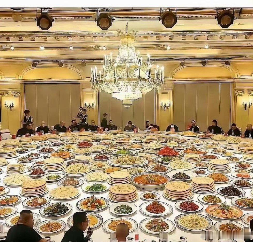 围着篮球场吃饭的意义在哪里… ​​​
