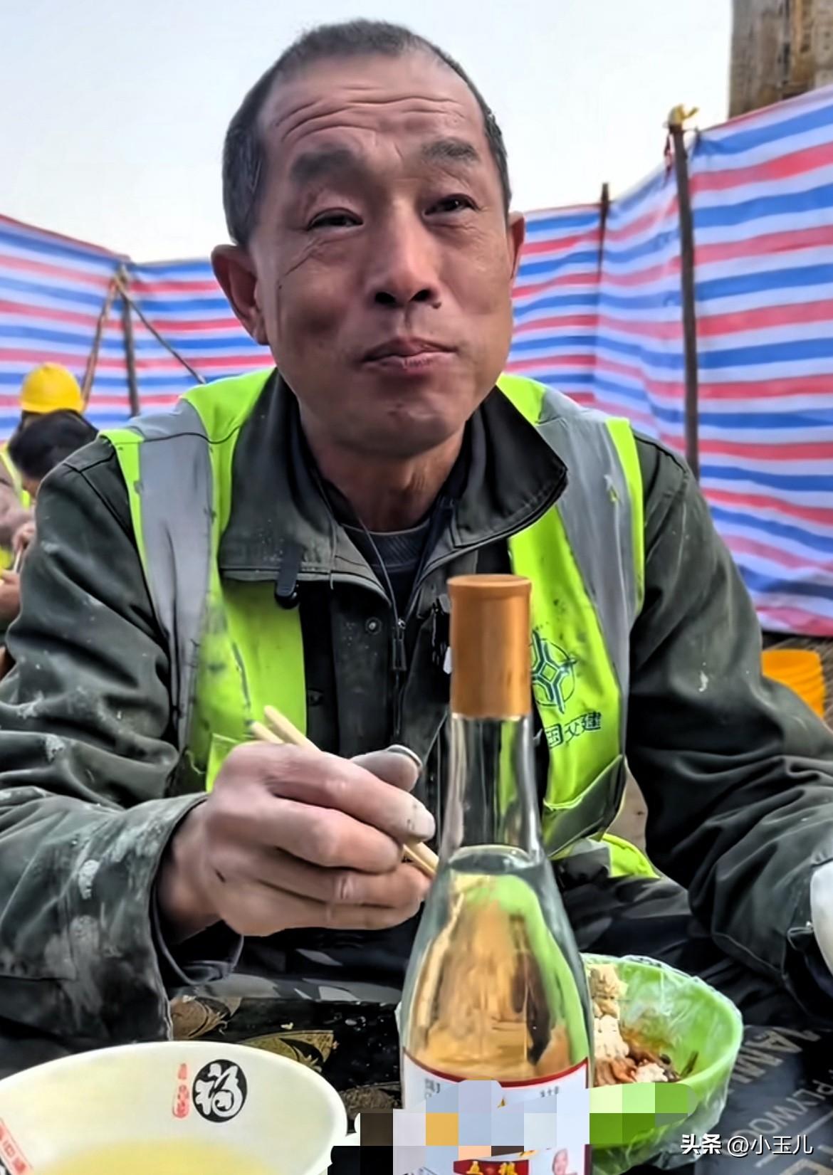 “谁说寒门难出贵子！”老人在工地干活，却培养出了北京名牌大学生，当记者问他：“是