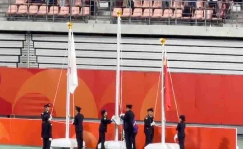 最尴尬一幕诞生！亚运男足颁奖仪式，多角度回看韩国国旗没有升起