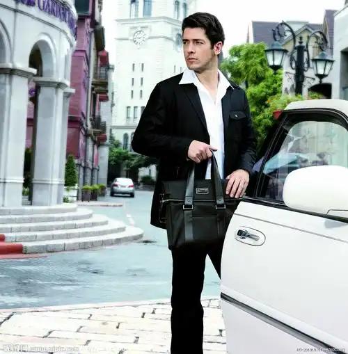 真实工资是8000
亲戚问了就说3000
朋友问了就说4500
爱人问了就说70