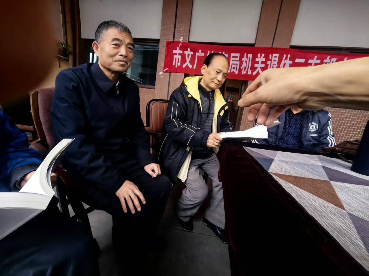 组织机关退休干部学习，要求大家要活到老学到老，春夏秋冬学习活动不能少。因为学习使