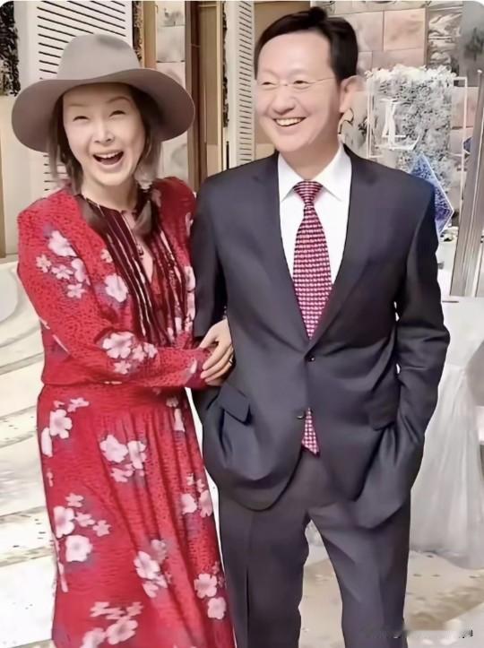 孙悦和她老公站一起，看着真的太般配了！

两人都笑得那么舒心，她穿的明艳大方，老
