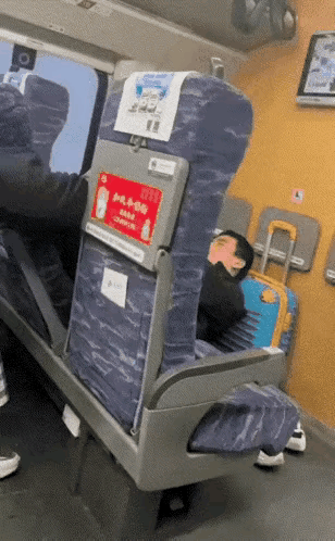 刷到高铁上那段视频真的气到攥拳！有个男的放着好好座位不坐，非要把背靠在行李上，脱