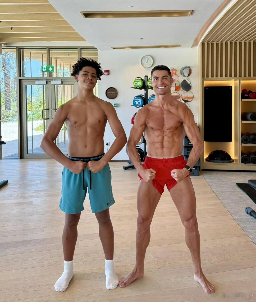 前厨师：C罗饮食搭配均衡，坚持不喝牛奶，称其违背自然法则本周，C罗前厨师乔治-巴