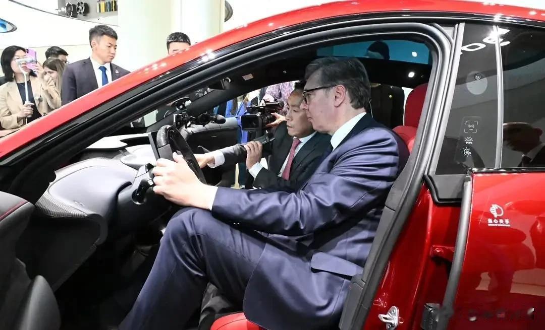 武契奇买不起小米汽车，是小米汽车太贵了，还是武契奇的工资太少了？
5月26日，塞