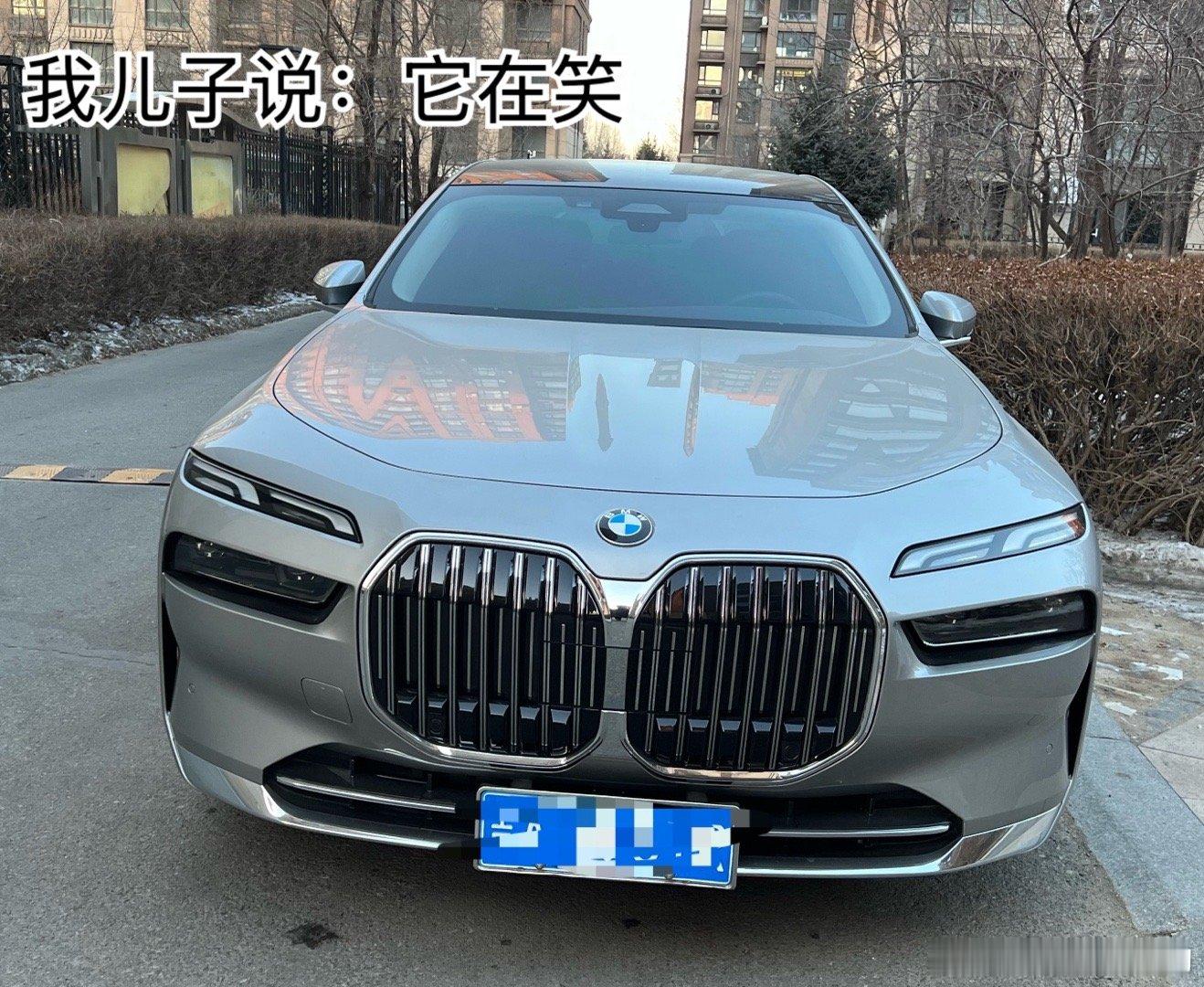 路遇一台 宝马7系  1️⃣前面看，【我儿子说，它在笑】2️⃣侧面姿态挺好的3️