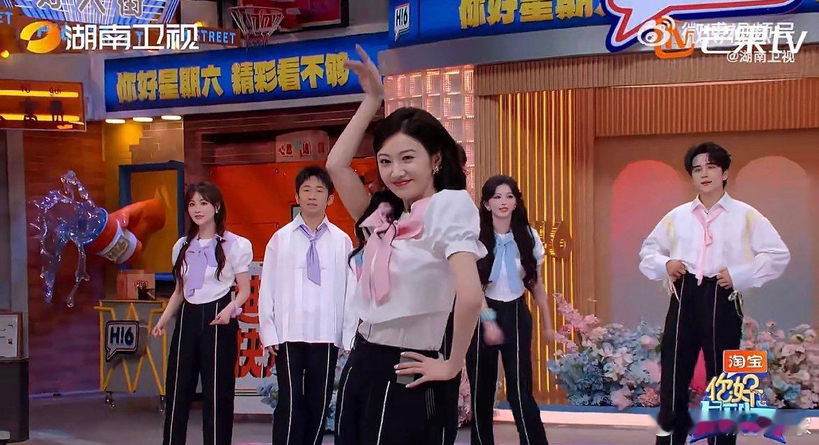 景甜不愧是北舞出来的 景甜一跳舞就自带氛围感，动作流畅舒展，妥妥的专业舞者范儿～