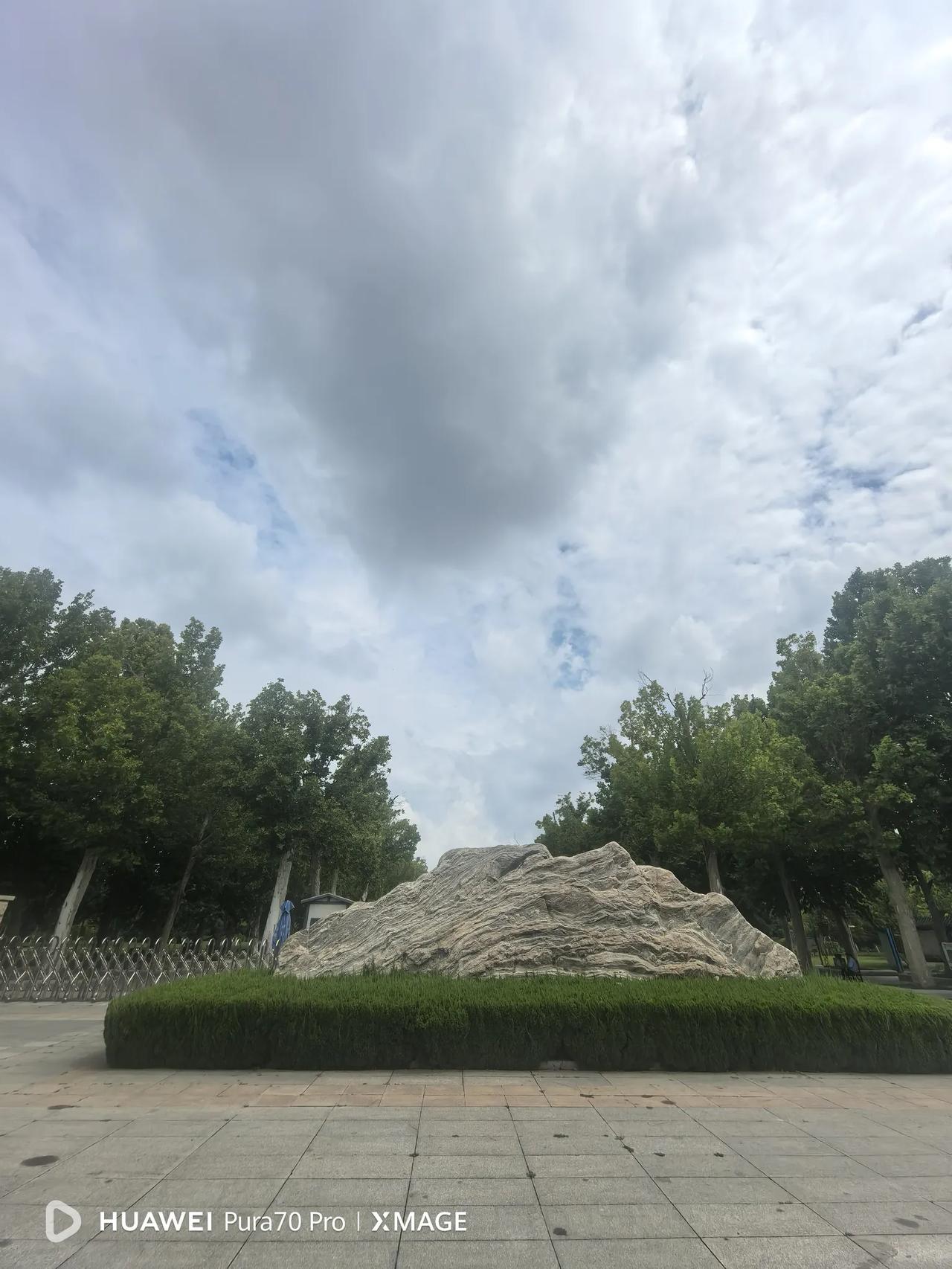 刘翔8月26日在社交平台发文求助，称上海体育局给出买断工龄或入职当教练两个安置选