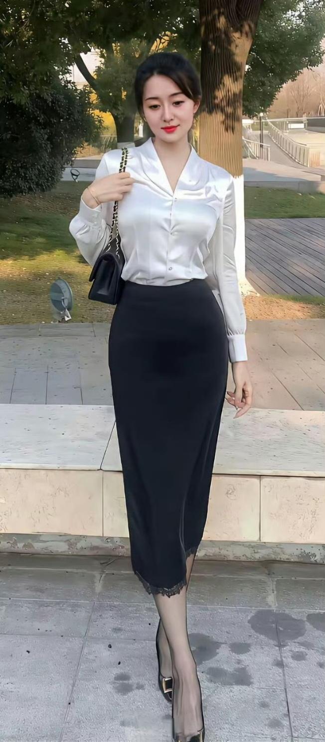 黑白配进阶：缎面衬衫打造优雅职场风
 
经典黑白配想穿出新意，试试缎面白衬衫+黑