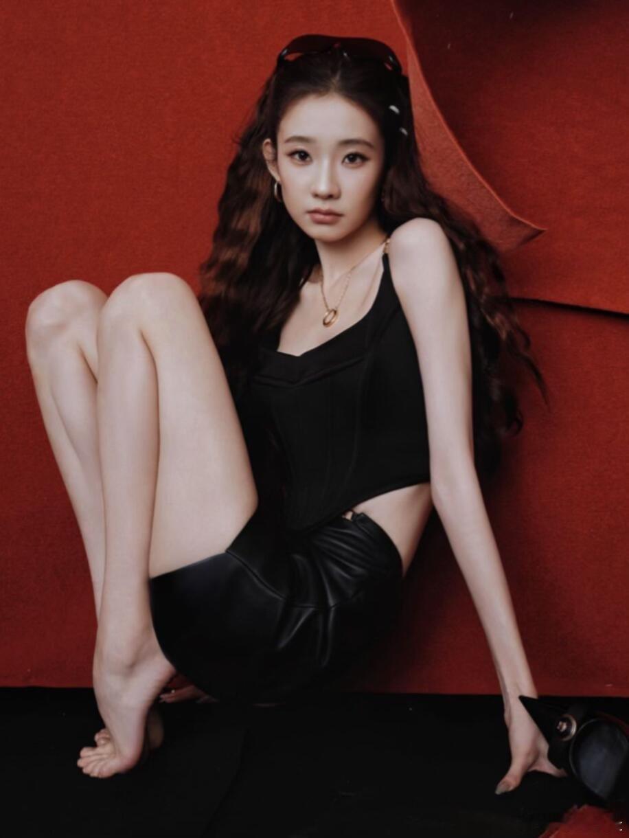 张艺凡 x 范思哲 裸足纯欲大片范思哲25假日系列被她穿出圈，又白又直的大长腿简