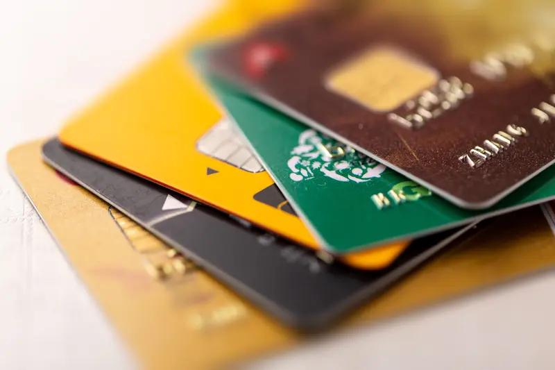 崩溃！卖白酒致银行卡被封，10月28日，河南周口鹿邑 ，胡女士经营一家烟酒店，接