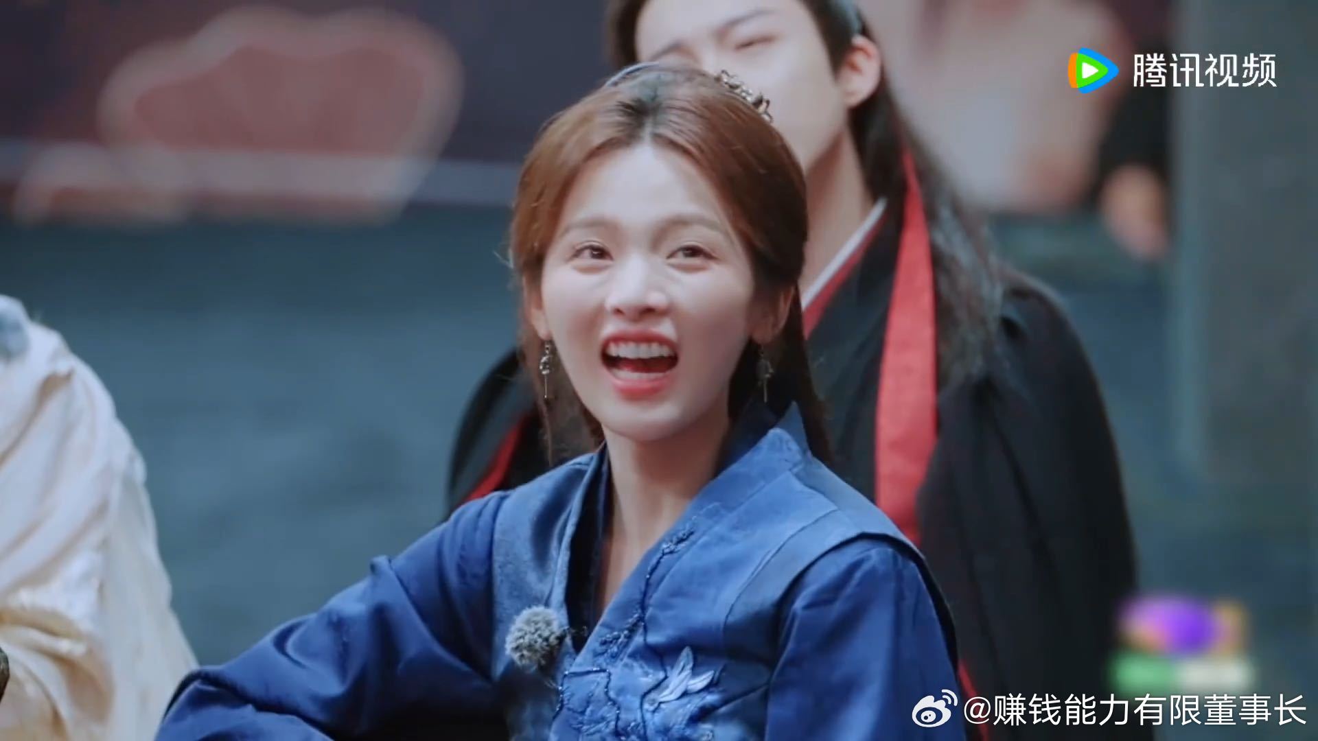 张凌赫问杨超越笑什么张凌赫看杨超越笑了的反应开始推理吧 这段片段的看点十分生活化