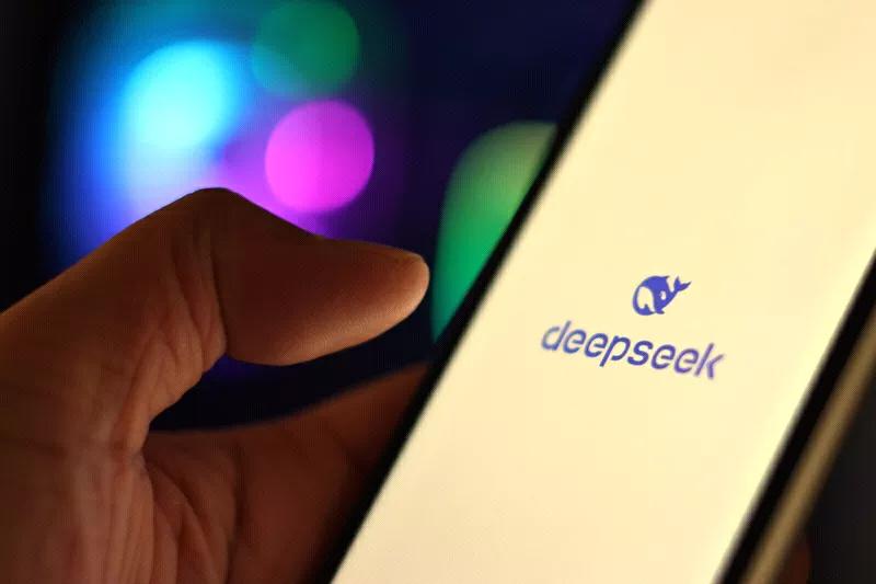 想靠DeepSeek赚钱？有几个法子。
它有AI工具，像搞创作的，作家用文本生成