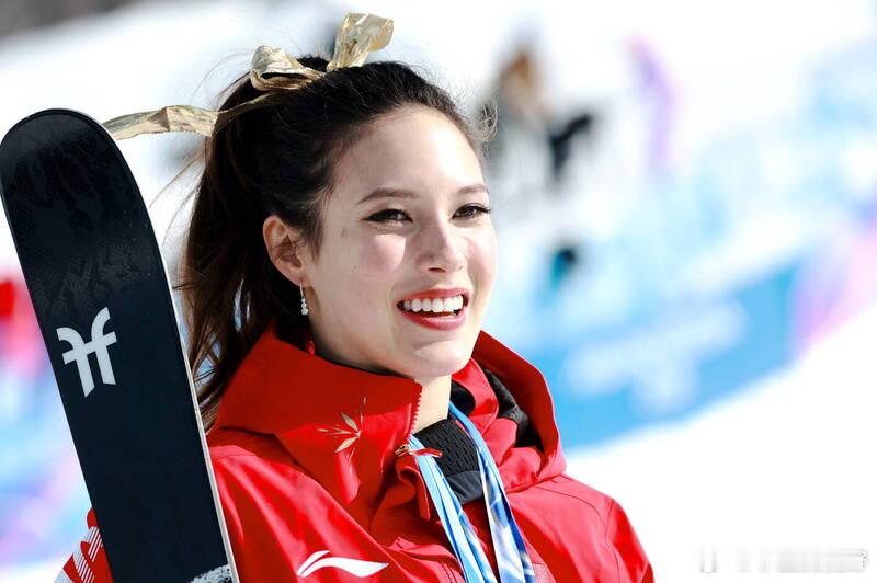 谷爱凌炸完赛场炸秀场 这一届意大利冬奥会当中，谷爱凌(Eileen Gu)再次被