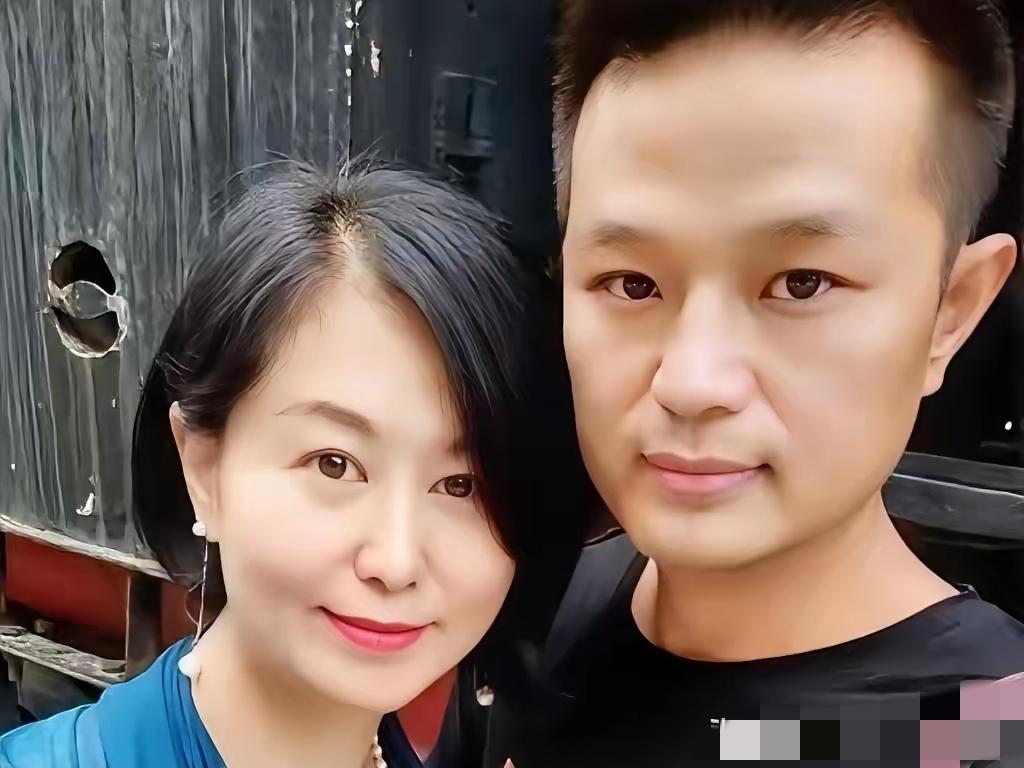 网恋奔现5天闪婚，进门撞见7岁娃喊爸爸，换谁都会当场愣住。成都49岁的李丽事业有