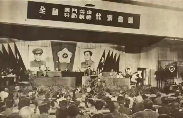 1950年，68名战斗英雄参加完表彰大会，在下火车时，却遭到200多名土匪的袭击