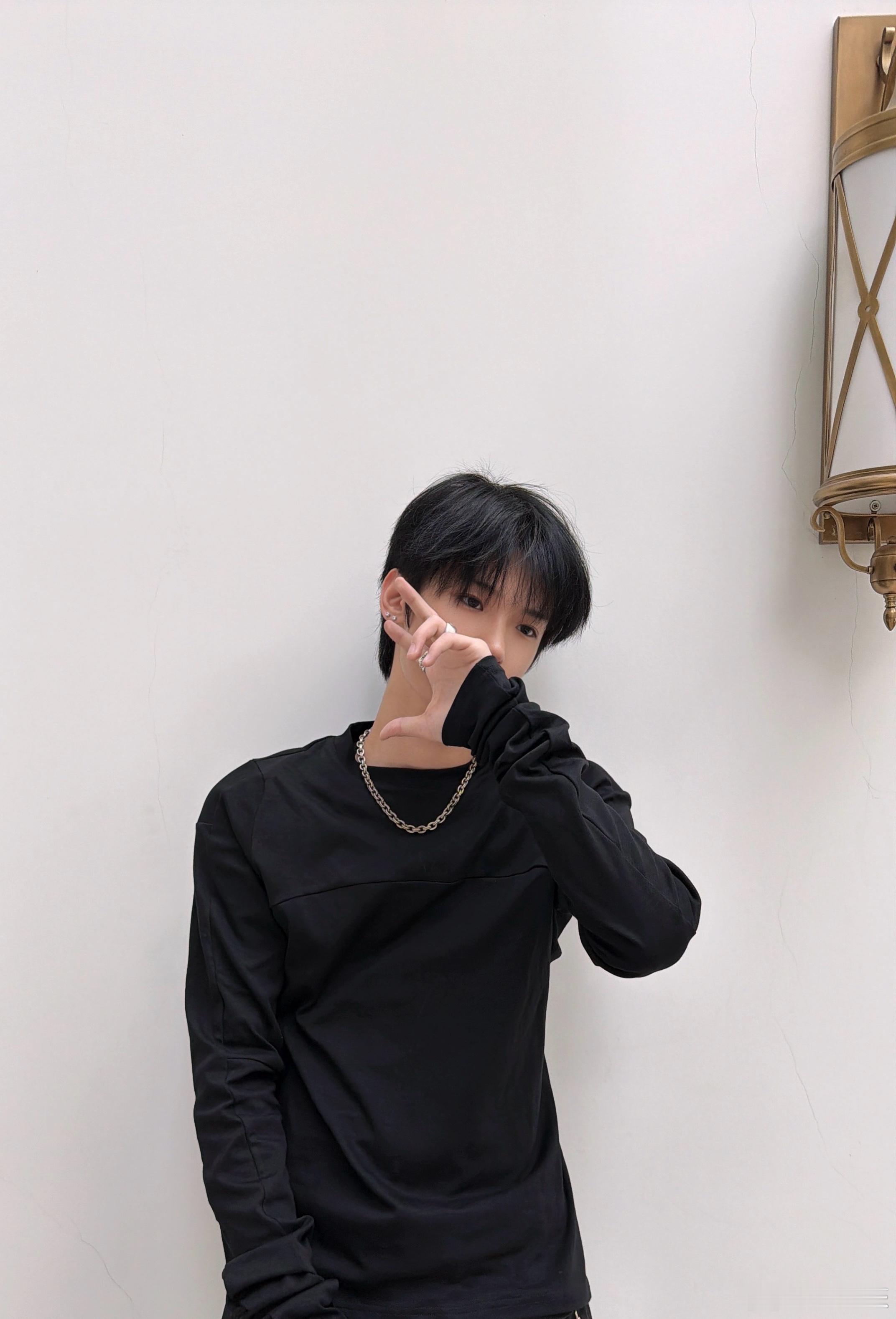 张峻豪用鞋子打电话张峻豪周末早安随拍 张峻豪周末早安随拍来啦！用鞋子打电话也太会