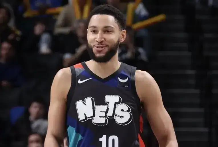 NBA联盟头号“诈骗犯”？Shams报道：西蒙斯因左膝挫伤将缺席今日对阵太 阳的