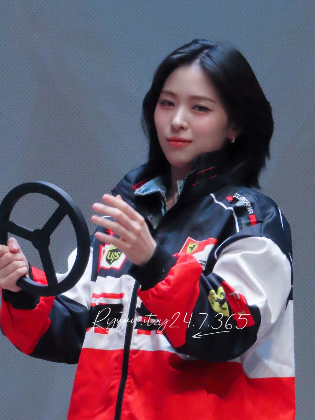 盯着手看也是人之常情吧©️ryujin.itzy24.7.365