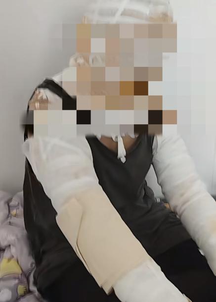 悲剧！5月8日报道，山东泰安4名未成年女孩在母亲经营的养生馆内遭遇惨祸，帮母亲用