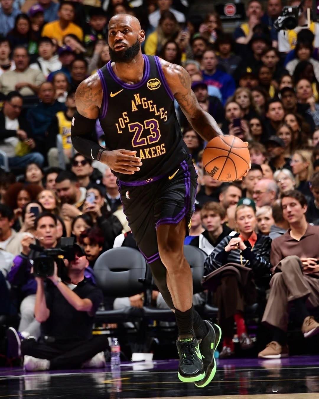 湖人106:128惨败活塞！
活塞在快船那里失去的自信，在湖人身上找了回来，同样