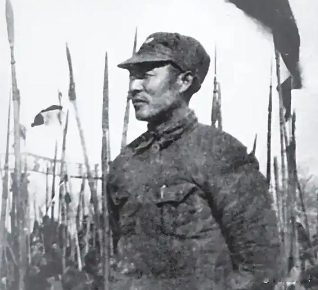 1943年，苏北伪军排长谷德培，搜剿时撞见困于厕所的新四军，抬手朝天连开三枪：他