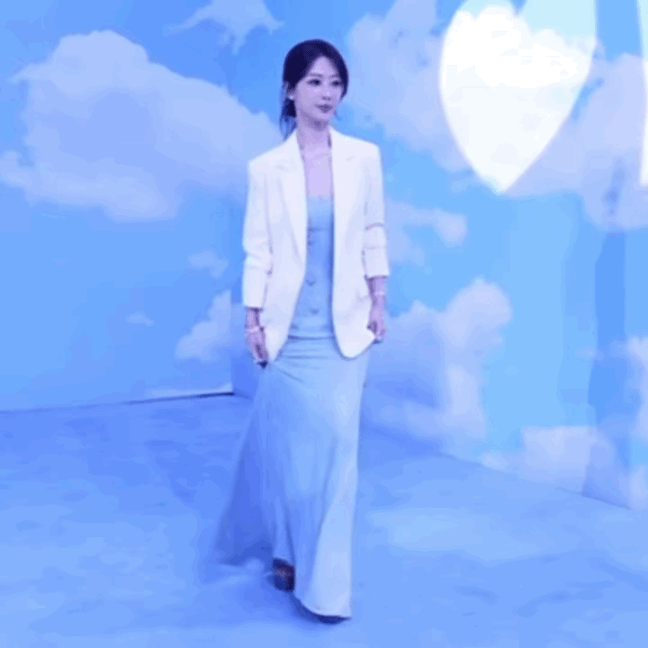 杨紫因为一个“踢裙摆”的动作又被嘲了[允悲]我发现网上对紫妹的嘲讽基本来自脸怎么