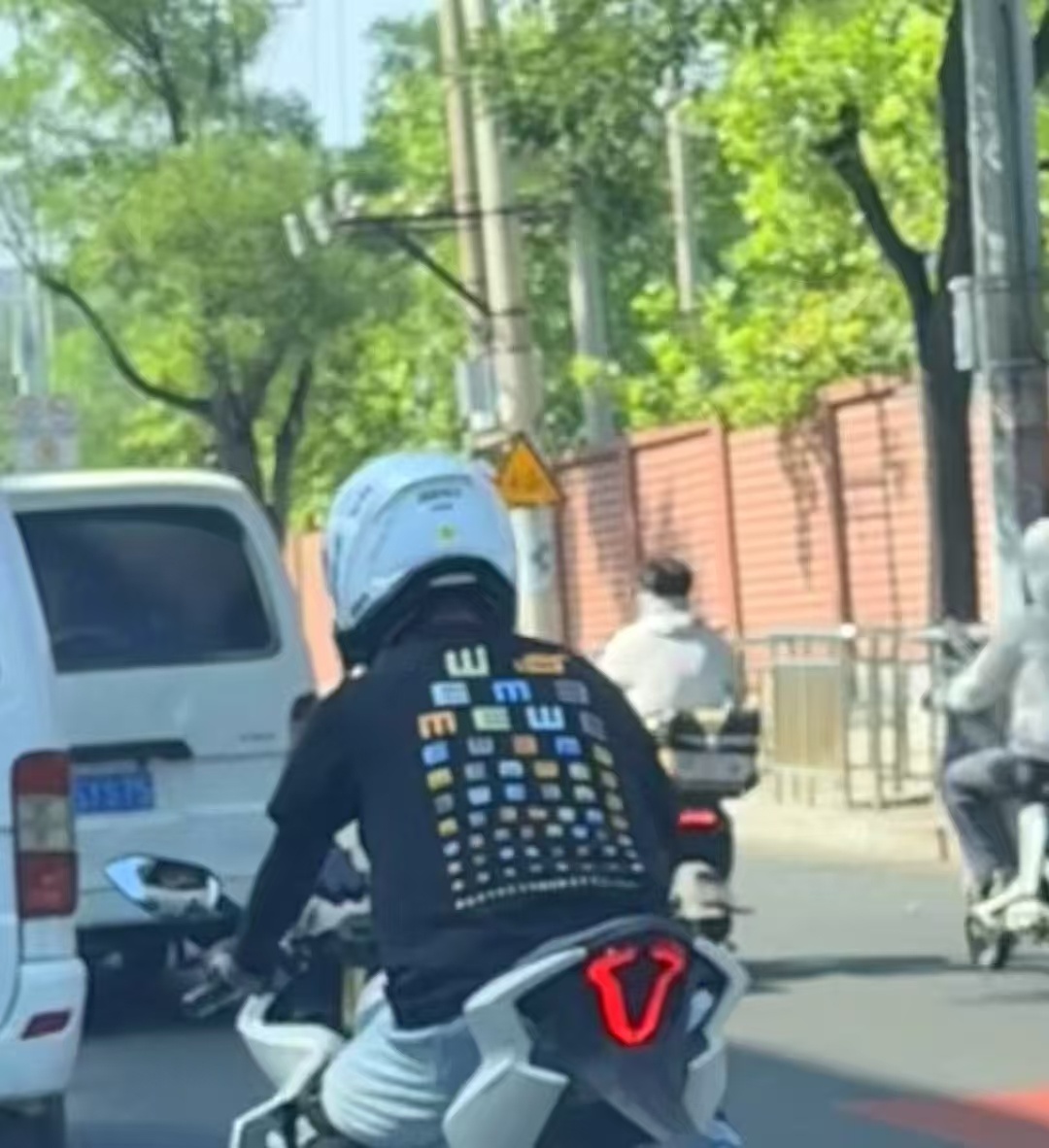 车若初见[超话] 堵车，还能认认真真的测一下视力，真不戳 ​​​