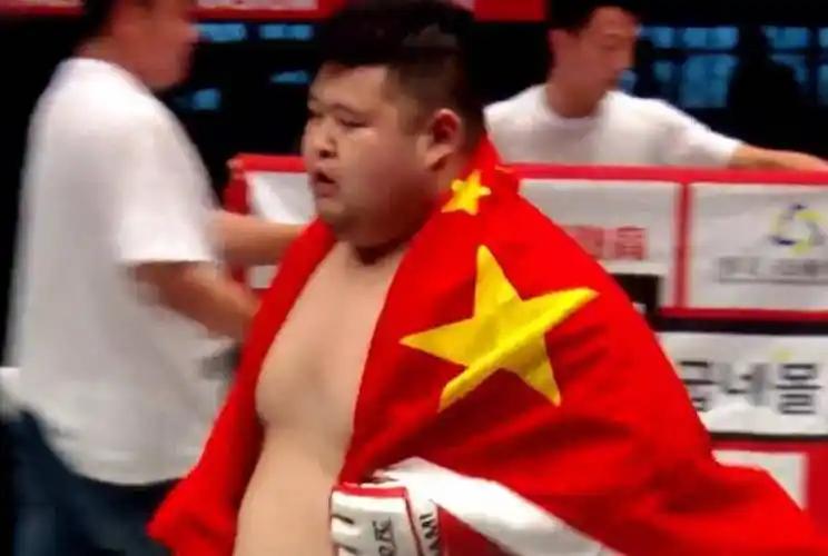韩国选手输不起竟玩偷袭？敖日格乐当场教他做人！
比赛到最后一刻，韩国选手突然搞小
