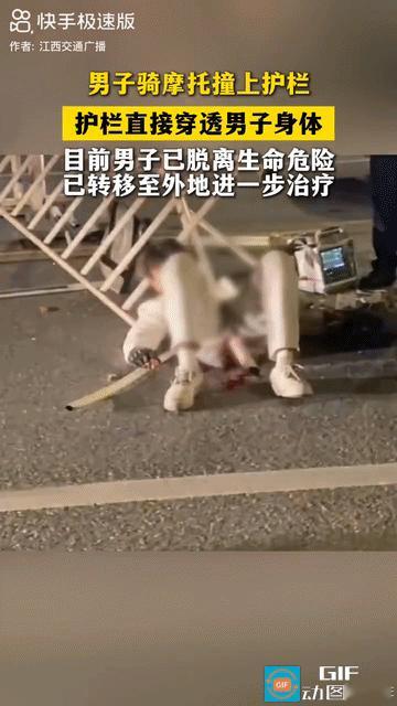 “蛋蛋还在吗？”江西宜春，一男子深夜在公路上飙车，结果撞上了路中间的护栏，护栏直