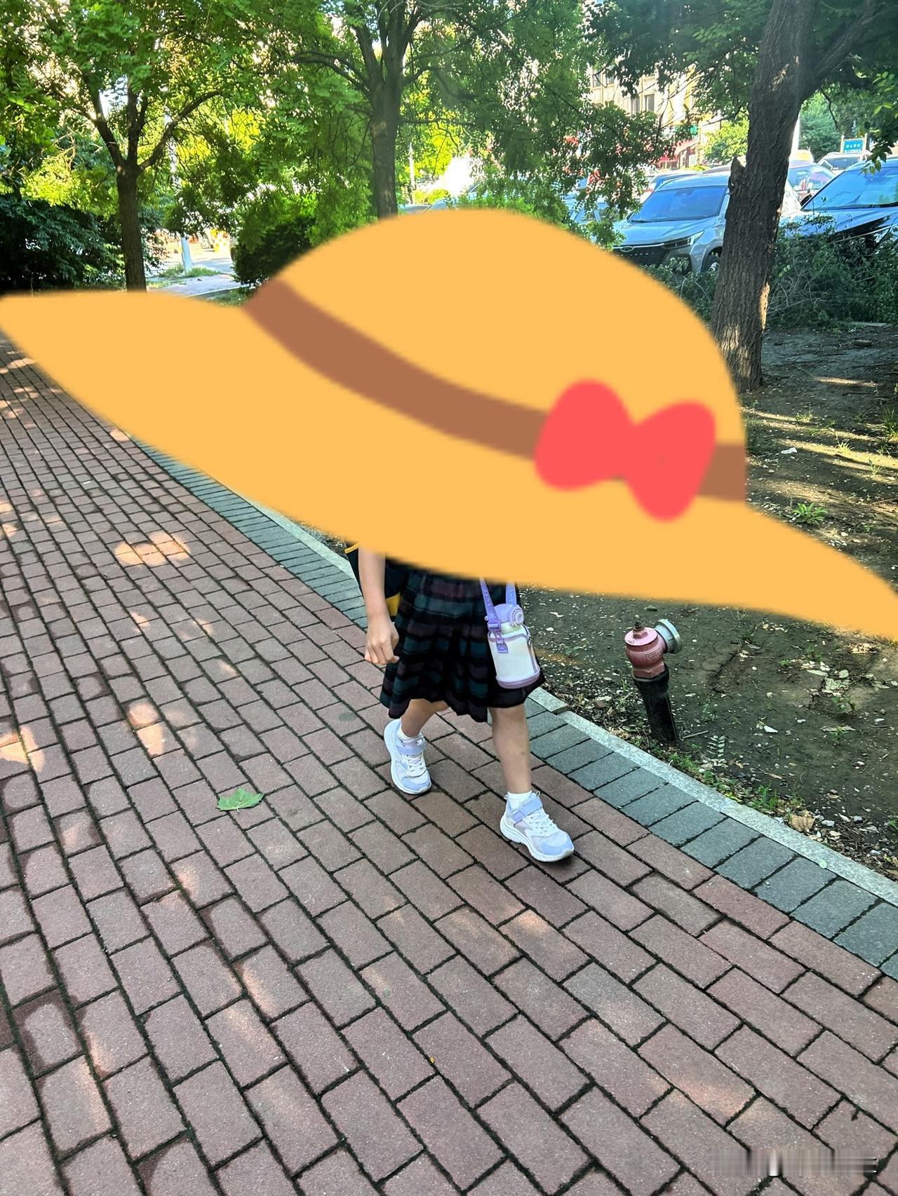 太阳当空照
花儿对我笑
小鸟说早早早
你为什么背上小书包
我去上学校
天天要迟到