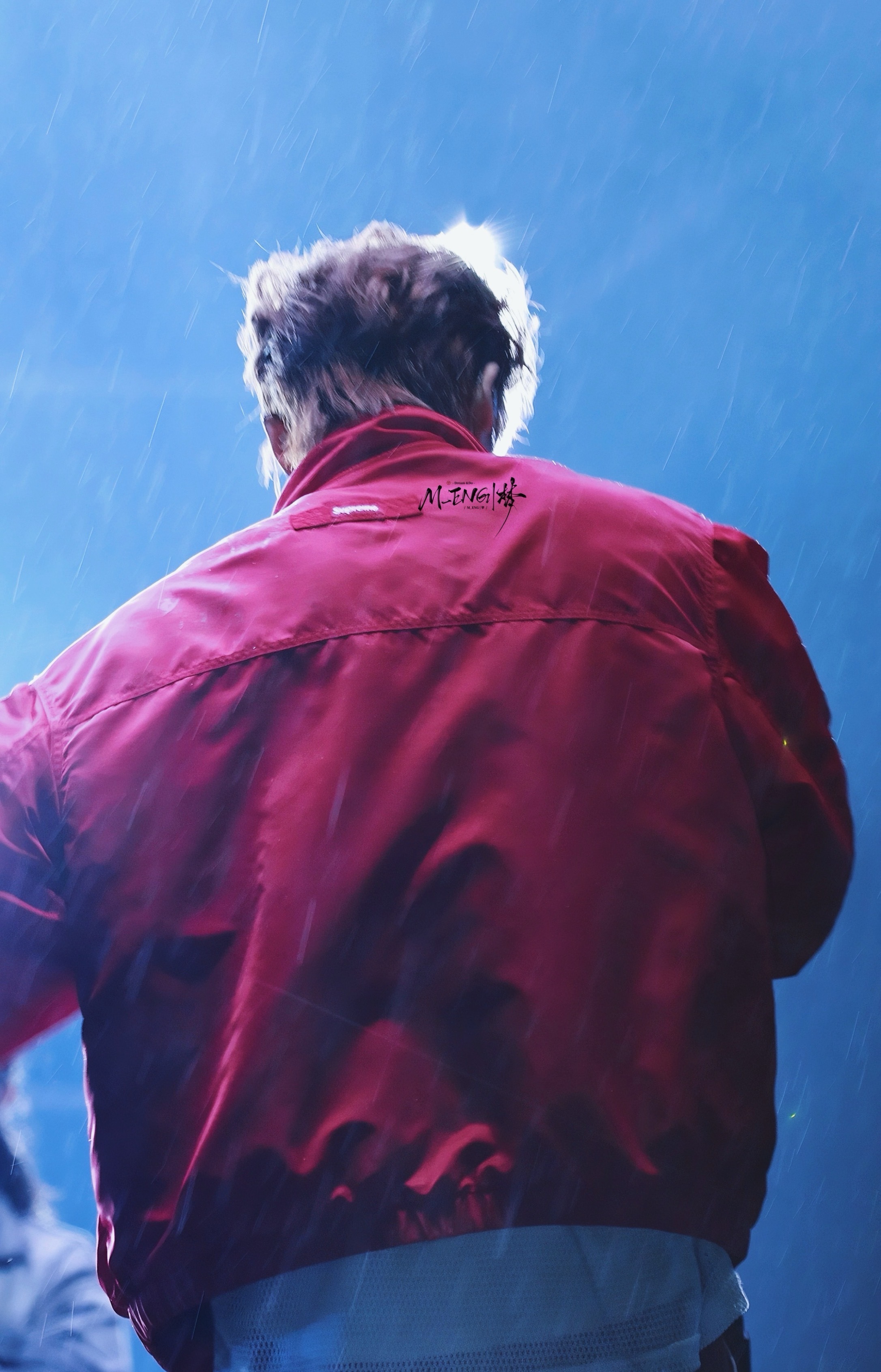 侯明昊[超话]  红衣战神侯明昊  | 侯明昊雨中红衣开场 ​​​