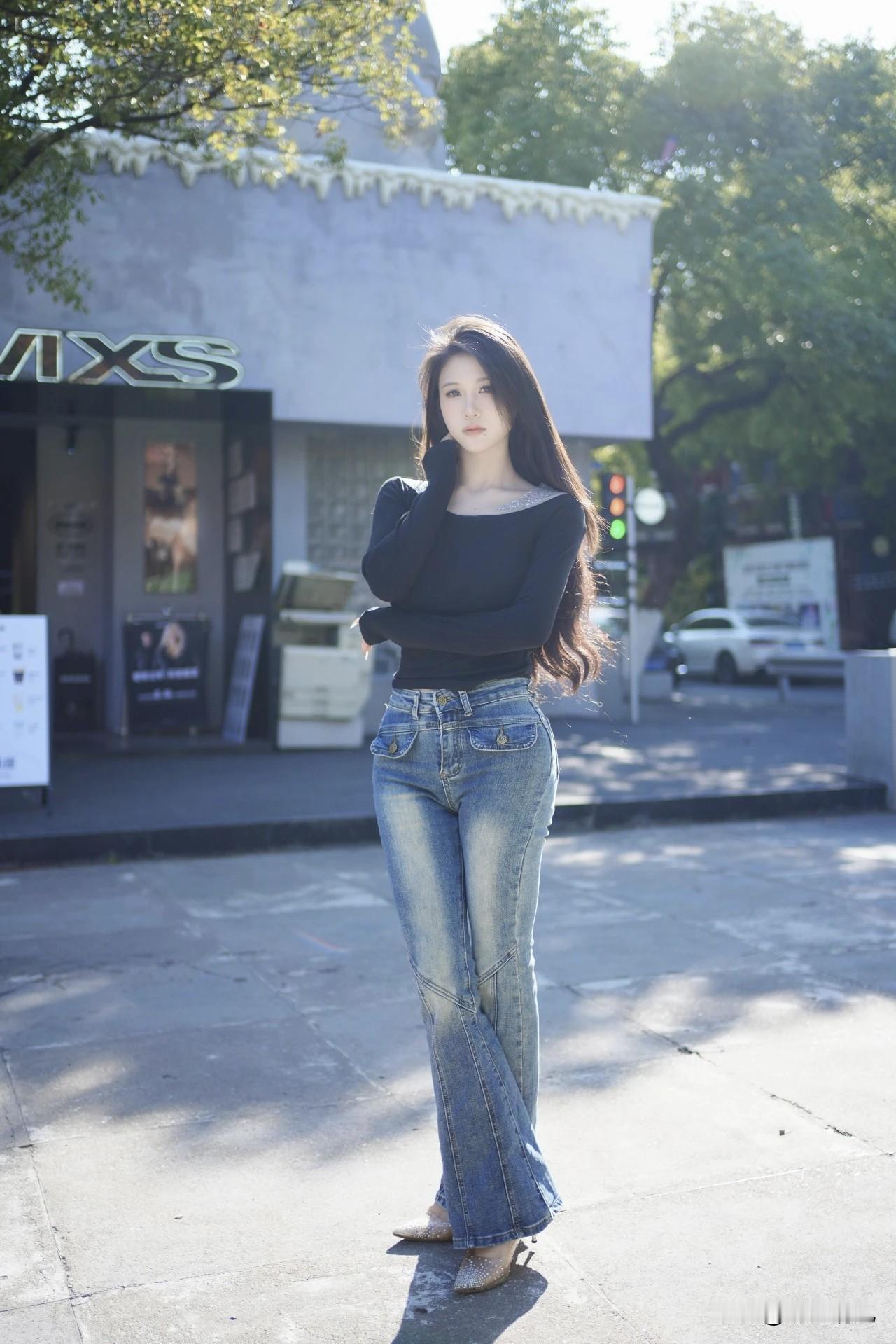 穿牛仔裤拍照，真的是最容易出片的事了。

昨天翻相册，翻到一组之前拍的牛仔裤照片