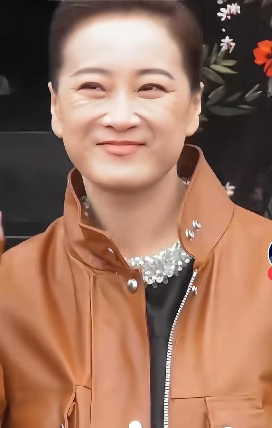 贾玲闪亮登场，没有胖！
贾玲亮相米兰时装周
身穿皮夹克，高挽发髻
步履轻盈，浅笑