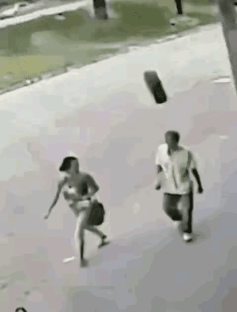 上世纪80十年代初，我有一个同事，在马路边上借用修自行车的气管子给自己的自行车打