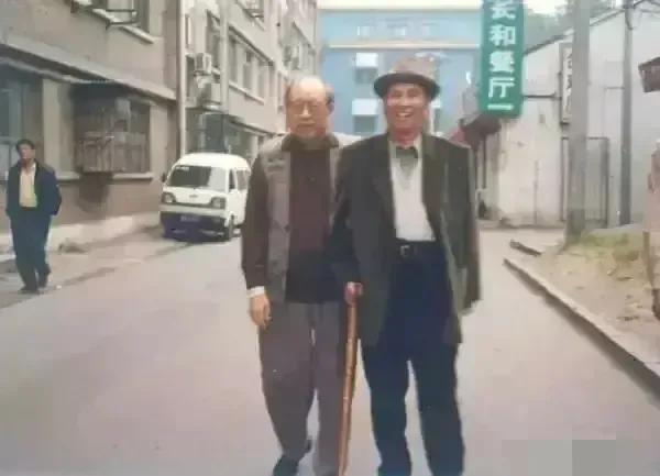 90年代末，李作鹏和邱会作珍贵合影

1997年秋，消失在公众视野十几年的李作鹏