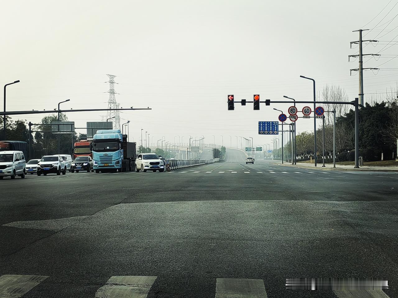 全长近53公里的泸州二环路已经通车两年多。通车以来，高效便捷的特点让人深有体会。