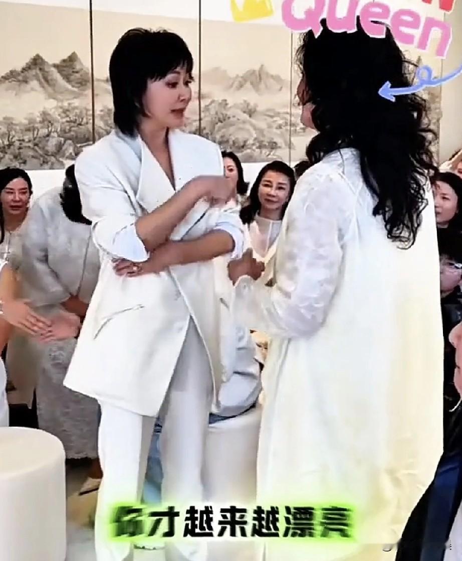 没想到张兰与刘嘉玲那么熟悉
刘嘉玲更是忍不住对她赞不绝口，认为她是了不起的女性，