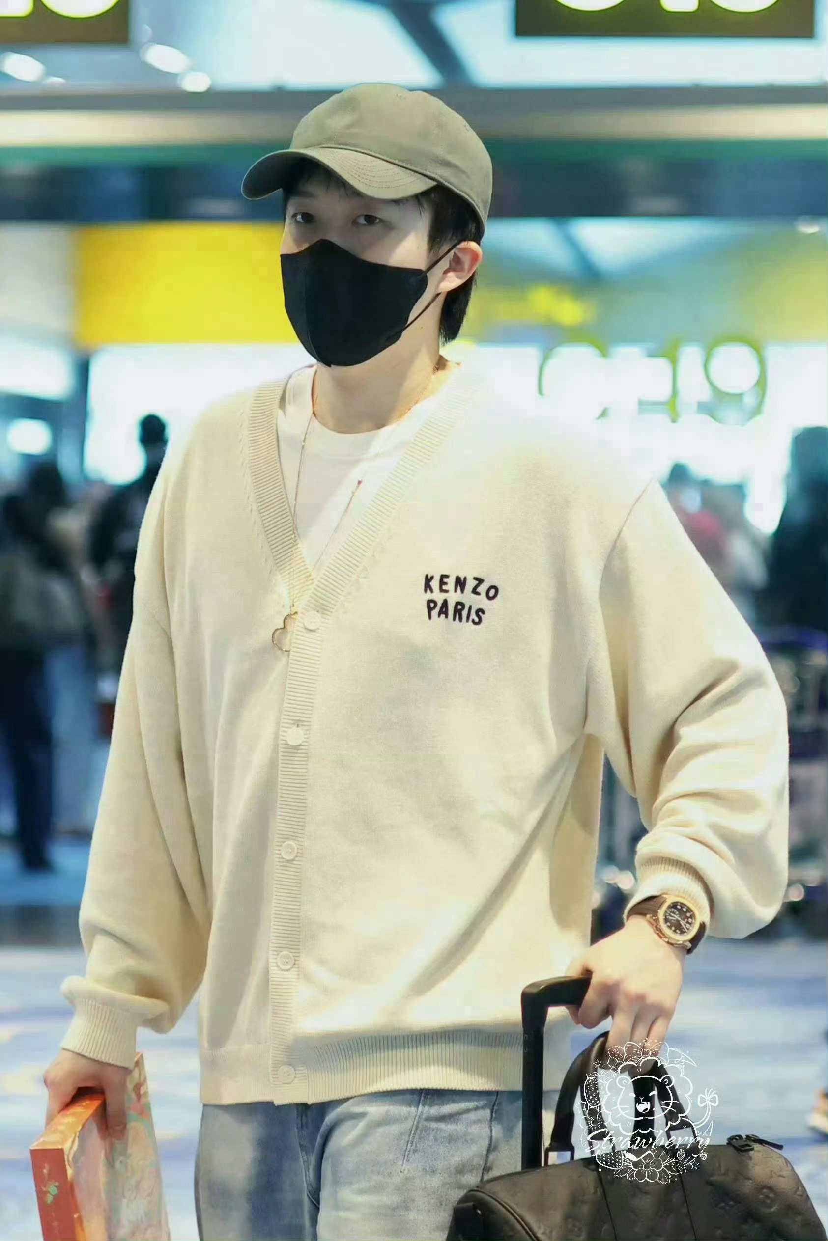 王楚钦 × 机场 Look，全身来自 KENZO、Louis Vuitton、Q