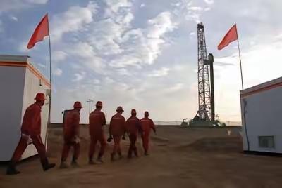 中国地下又摸出“王炸”！13个亿吨油田集中现身，外媒酸了：命里带油？
​一场悄无