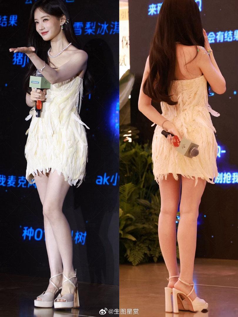 李一桐说看自己跳舞有点别扭李一桐亲镜头一场直播解锁两种反差魅力，李一桐回看舞蹈片