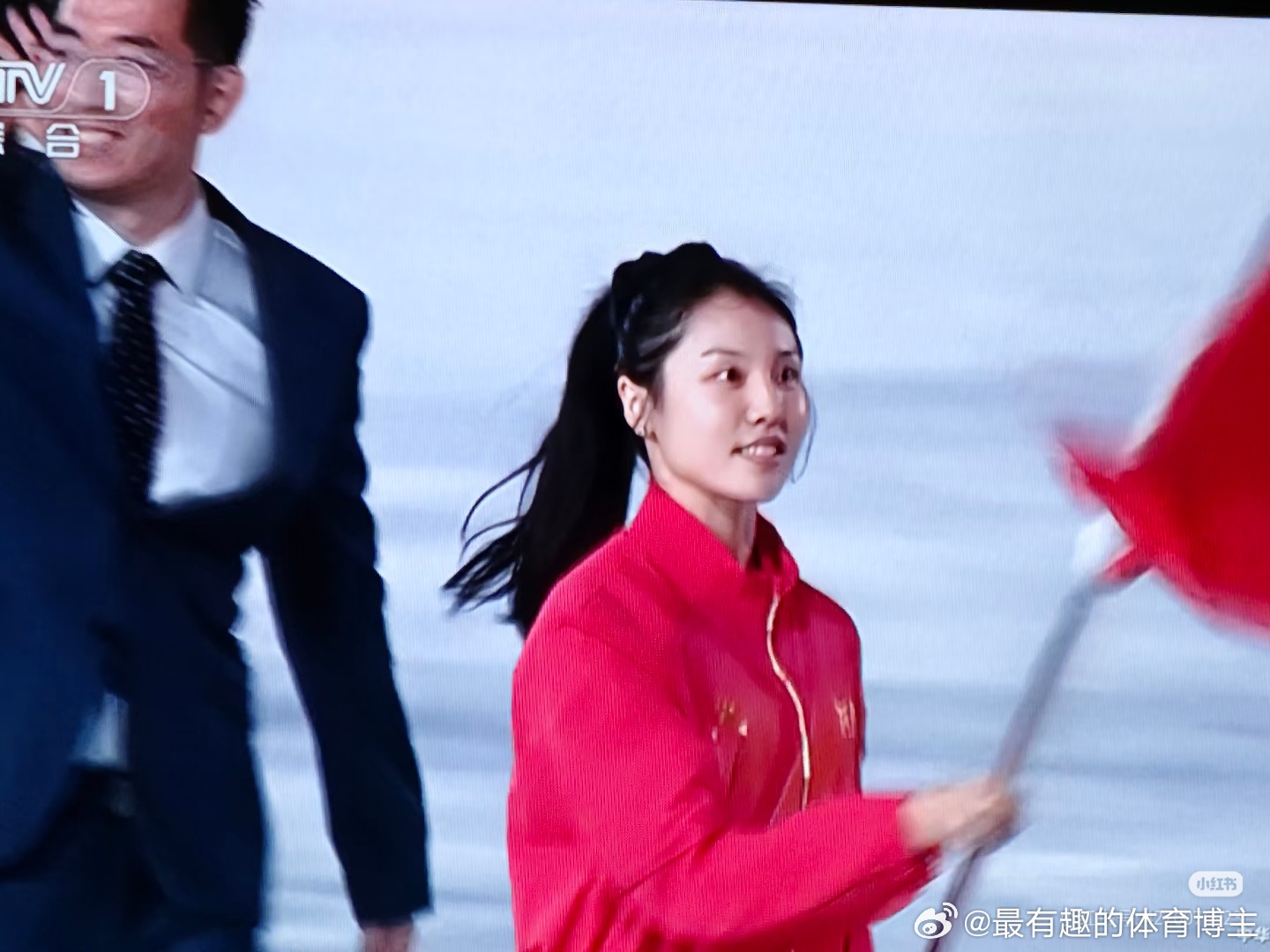 女篮张茹担任河南代表团旗手张茹眼睛亮亮的好漂亮 ​​​