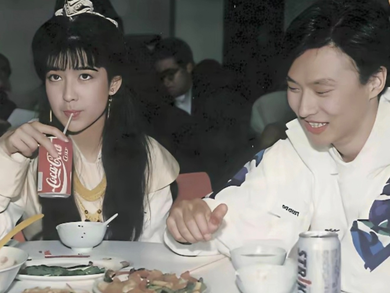 1991年TVB食堂里的一张旧照，记录了周慧敏与倪震同桌用餐的日常瞬间。彼时周慧